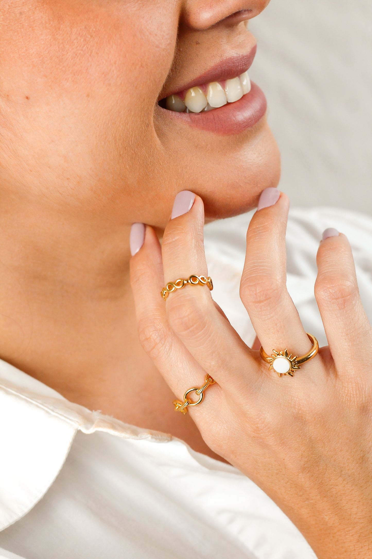 Modelo usa Anillo Chain en dedo índice