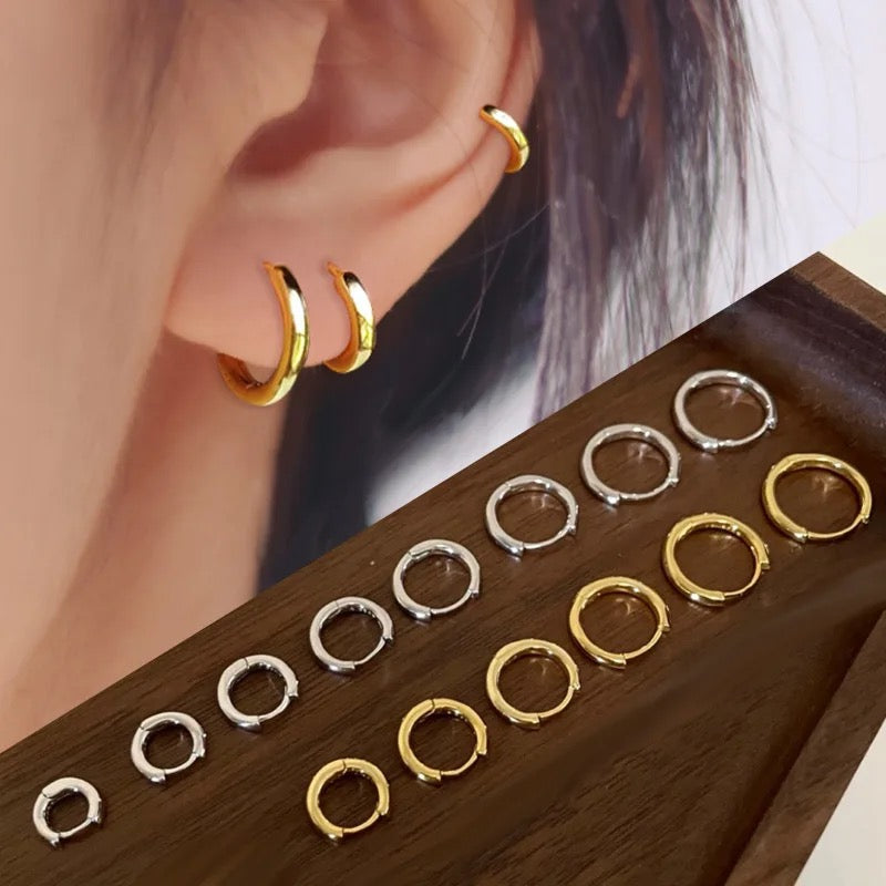 La modelo usa en dorado: 10 mm, 8 mm y 6 mm, respectivamente.