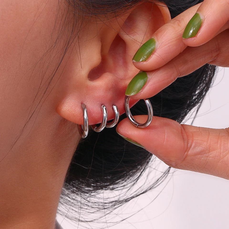 La modelo usa en plateado 12 mm, 10 mm y 8 mm, respectivamente.